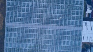 Sera şebekesi, performans istatistiklerini kırmızı çatılı baraka ve tanklarla tepeden tırnağa gösteriyor. Güneş, sürdürülebilirlik, yenilik, ekoloji, teknoloji, tarım, hava