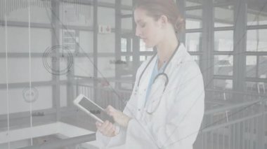 Tablet ve steteskopu cam bölmelerle tutan kadın doktor, animasyon sağlık çizelgeleri gösteriyor. Tıbbi, profesyonel, modern, teknolojik, temiz, klinik, yenilik