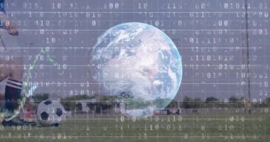 Kadın futbolcu çimen sahasında topa vuruyor, finans grafiklerini, ikili kodları ve küreyi harmanlıyor. Atletik, fütüristik, dinamik, yenilik, dijital, ilerleme, spor giyim