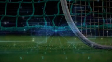 Tenis raketi çerçevesi ve tenis topu, çimen kortunda hologram çizgileri olan veri analizlerini gösteriyor. Spor, analitik, görselleştirme, teknoloji, kesinlik, yenilik, biyomekanik
