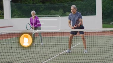 Üst düzey çiftler açık hava kulübü sahasında tenis oynuyorlar. Teknoloji odaklı HUD grafikleri var. Atletik, eğlence, canlı, takım çalışması, sağlık, boş zaman, eğitim