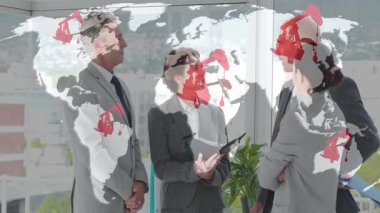 İşletme ekibi büroda belgeleri tartışıyor, kırmızı balkabağı ikonlarıyla dünya haritası örtüşüyor. İşbirliği, profesyonellik, strateji, yenilik, teknoloji, küresel, takım çalışması