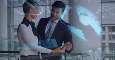 Ofisteki akıllı telefonu inceleyen iş adamları bar çizelgeleri ve harita örtülerini gösteriyorlar. Şirket, teknoloji, ağ, yenilik, veri, gökdelen, işbirliği