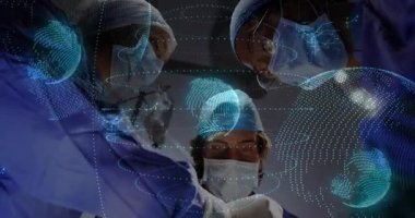 Ameliyat masasında işbirliği yapan üç cerrah holografik sağlık veri ağlarını gösteriyor. Tıbbi, yenilik, fütüristik, takım çalışması, klinik, teknoloji, sağlık