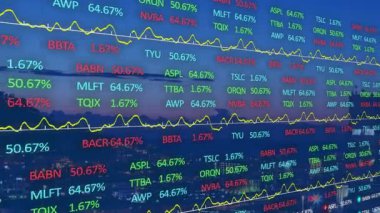 Alacakaranlık şehir manzarasında finansal örtüşmeler gösteriliyor. Borsa saatlerini, sarı trend çizgilerini gösteriyor. Finans, kentsel, veri görselleştirme, teknoloji, yatırım, analitik, modern