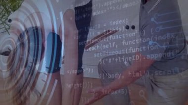 Fizyoterapist, terapi odasında hastaya yol gösteriyor. Dijital şebeke hedeflerini gösteriyor. Rehabilitasyon, biyomekanik, sağlık, sağlık, anatomi, asist, modern