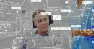 Doktor ve hasta muayene odasındaki tıbbi verileri gözden geçiriyorlar, süzülen holografik çizelgeleri gösteriyorlar. Tıbbi teknoloji, sağlık, dijital sağlık, fütürizm, profesyonel, tanı, yenilik