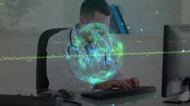 Tıbbi büro masasında daktilo çeken, sağlık verileri ile holografik küreyi gösteren bir doktor. Tıbbi, teknoloji, yenilik, sağlık, dijital, analitik, teletıp