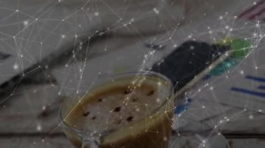 İçinde espresso kreması olan cam kahve fincanı, yüzen düğümleri birbirine bağlayan parlayan dijital ağ. Sanatçı, modern, gösterişli, üretkenlik, yenilikçi, çalışma alanı, dijital