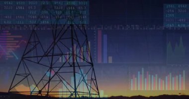 Elektrik iletim kulesi silueti dijital arayüzün üzerinde duruyor ve veri tablolarını gösteriyor. Teknoloji, veri, görselleştirme, analitik, fütüristik, enerji, yenilik