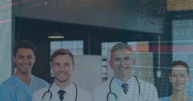 Tıbbi ekip klinik koridorunda duruyor, şifreleme kodu üzerinde stetoskop sergiliyorlar. Sağlık, teknoloji, takım çalışması, yenilik, tıbbi, dijital, profesyonellik