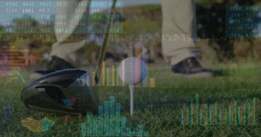 Golf performans analizleri, yakın çekim top tişörtleri üzerinde üç boyutlu olarak gösteriliyor, grafikler üst üste yerleştiriliyor. Spor, analitik, açık hava, kesinlik, performans, teknoloji, eğlence