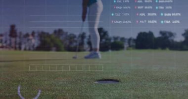 Kadın golfçü yeşile boyayıp, finansal tabloları ve hisse senedini yüklemek için sıraya giriyor. Atletik, açık hava, profesyonel, modern, enerjik, stratejik, performans