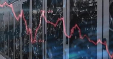 Sunucu raflarında veri performansı grafiği düşüyor, ağ kaplamalı sayısal etiketleri gösteriyor. Teknoloji, veri merkezi, dijital, bulut hesaplama, ağ, altyapı, siber