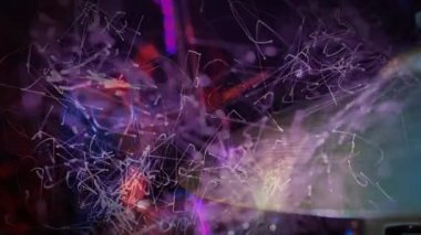 Canlı müzik sahnesinde davul çalan müzisyen, zil etrafında dönen neon ışık çizgileriyle. Konser, canlı, soyut, enerjik, gece hayatı, performans, dinamik