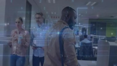 Teknoloji ekibi ofis koridorunda akıllı telefon, cam bölümler ve dijital veri örtüsüyle yürüyor. Şirket, takım çalışması, yenilik, dijital, modern, işbirliği, profesyonel