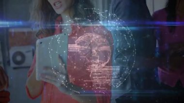 Teknoloji laboratuvarında holografik ağı inceleyen üç profesyonel kod yayınlarını görselleştiriyor. Teknoloji, işbirliği, yenilik, veri, fütüristik, dijital, iletişim