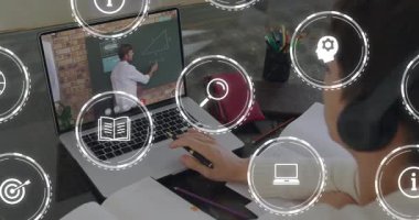 Lise öğrencisi kulaklık takıyor dizüstü bilgisayarında matematik çözüyor, yüzen e-öğrenme simgeleri sergiliyor. Eğitim, teknoloji, yenilik, konsantrasyon, uzaktan, analitik, dijital