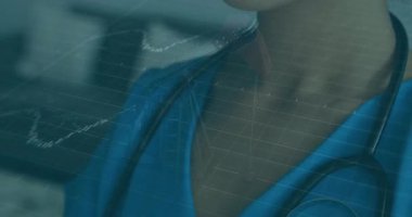 Klinikte gülümseyen kadın doktor, mali tabloları ve şamdan grafiklerini gösteriyor. Profesyonel, sağlık, finans, teknoloji, veri, analitik, klinik