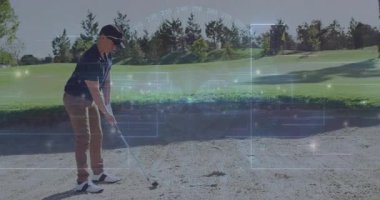 Sığınakta golf oynayan erkek golfçü golf teknolojisi için HUD grafikleri gösteriyor. Atletik, açık hava, fütüristik, hassas, spor, doğa, rekabetçi