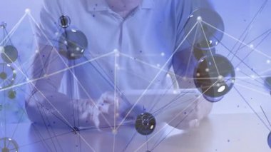 Kıdemli adam tableti tıklatıyor, iş büyümesi için teknoloji ağı düğümlerini ve veri hatlarını araştırıyor. Teknoloji, bağlantı, yenilik, dijital, son sınıf, iletişim, ağ