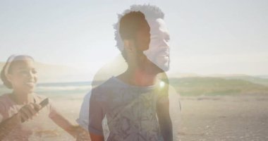 Adam, gün batımında sığ okyanusta ayakta dururken sağlık grafiği yüzerken gülümseyen bir kadınla karşılaşıyor. Sahil, gün batımı, sükunet, dostluk, rahatlık, doğa, canlılık