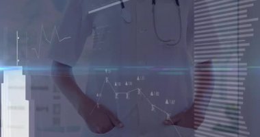 Klinikteki tıbbi verileri inceleyen bir kadın holografik çizelgeler ve çubuk grafikler gösteriyor. Tıbbi, teknoloji, sağlık, analitik, yenilik, dijital, profesyonel