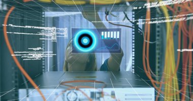 Beyaz kadının sunucu odasını incelediği veri işleme görüntüsü. küresel teknoloji ve dijital arayüz kavramı dijital olarak oluşturulmuş görüntü.