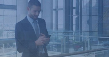 Akıllı telefon kullanan beyaz iş adamının mali verileri ve grafikleri. ticari, finans, ekonomi ve teknoloji konsepti dijital olarak oluşturulmuş imaj.