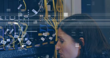 Sunucularda ve bilgisayar kablolarında arıza var. ağ, veri işleme ve teknoloji konsepti dijital olarak oluşturuldu.