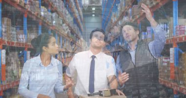 Üç farklı depo çalışanının mali veri işleme görüntüsü. küresel gönderim, dağıtım, iş, veri işleme ve teknoloji konsepti dijital olarak oluşturuldu.