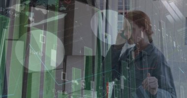 Akıllı telefon kullanan beyaz kadın kurye üzerinden finansal grafiklerin görüntüsü. iş, finans ve dağıtım hizmetleri kavramı dijital olarak oluşturulmuş görüntü.