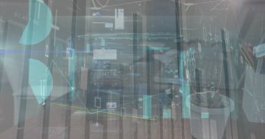 Ofis tablosuna karşı istatistiksel veri işleme ile birden fazla ekranın birleşik görüntüsü. küresel iş ve teknoloji kavramı