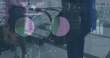 Çeşitli iş adamlarının yürüyüşünün orta bölümündeki finansal veri ve grafiklerin görüntüsü. ticari, finans, ekonomi ve teknoloji konsepti dijital olarak oluşturulmuş imaj.