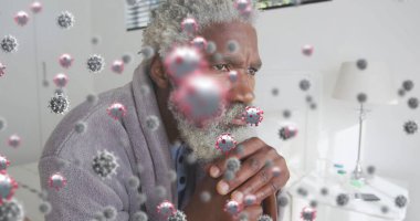 Parlak yatak odasında baston tutan yetişkin siyahi bir adam oturuyor. Üzerinde 3 boyutlu virüs parçacıkları var. Kopya uzayı. Hasta, sağlık, iyileşme, sağlık, tefekkür, modern, iç mekan