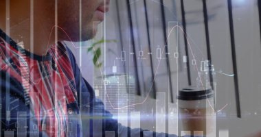 Bilgisayarı kullanan beyaz adamın finansal veri işleme ve istatistiklerinin görüntüsü. küresel iş, finans ve veri işleme kavramı dijital olarak oluşturulmuş görüntü.