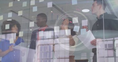 Not alan çeşitli iş adamlarının üzerindeki saat görüntüsü. küresel iş ve dijital arayüz kavramı dijital olarak oluşturulmuş görüntü.