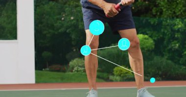 Son sınıf öğrencisi tenis kortunda raket sallıyor, spor analizlerini Avatar ikonlarıyla örtüşüyor. Atletik, pasif, dinamik, canlı, sağlık, açık hava, teknoloji