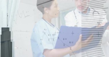 Doktor ve hemşire dosya ve grafikleri gösteren tıbbi arayüzle etkileşim halinde. Tıbbi ekip, sağlık, yenilik, teknoloji, işbirliği, profesyonel, teşhis