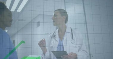 Doktor ve hemşire, tıp koridorunda tableti analiz ediyor ve çizgi çizelgesiyle örtüşüyor. Sağlık, işbirliği, teknoloji, teşhis, profesyonellik, yenilik, klinik