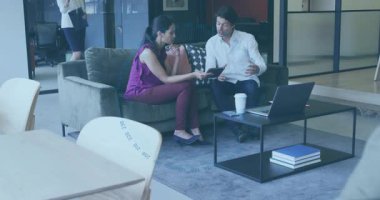 İki meslektaş ofis salonunda iş stratejilerini, yüzen çizelgeler ve telefon ikonlarıyla tartışıyorlar. İşbirliği, takım çalışması, modern, profesyonel, dinlenme odası, teknoloji, iletişim