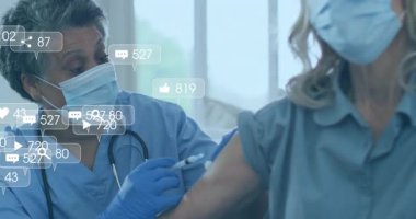 Animasyon sosyal ikonları olan kadın hastaya şırıngayla aşı yapan bir tıp çalışanı. Sağlık, aşı, güvenlik, sağlık, klinik, sağlık teşviki, profesyonellik