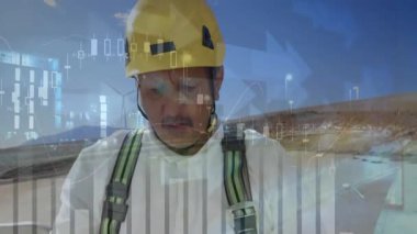 Erkek inşaat işçisi, çöl alanındaki planları analiz ediyor, şamdan resimlerini sergiliyor. Sanayi, güvenlik, minimalist, mühendislik, profesyonellik, açık hava, veri
