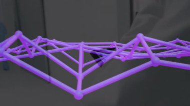 Hastane koridorunda yürüyen tıbbi ekip tablet ekrandan mor AR ağı örtüsü yansıtıyor. Teknoloji, sağlık, yenilik, büyütme, profesyonellik, işbirliği, modern