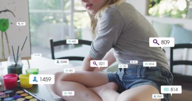 Evde boyalı elleri dizüstü bilgisayarla kaldıran kız sosyal medya pazarlama ölçümleri gösteriyor. Yaratıcılık, çocukluk, dijital, iletişim, ifade, modern, çevre