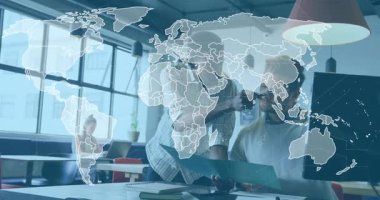 Ofisteki bilgisayar monitörünü gösteren bilişim uzmanları yüzen dünya haritası gösteriyorlar. İşbirliği, teknoloji, çalışma alanı, modern, profesyonellik, takım çalışması, yenilik