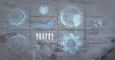 Kraterin üzerinde süzülen holografik paneller turta grafiği, radar kadranı, devre çizgileri gösteriyor. Fütüristik, analitik, görselleştirme, dijital, teknoloji, soyut, yenilik