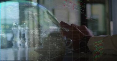 Masadaki akıllı telefonu dinleyen, kaydırma kodlarını, çizgi grafiklerini ve finans teknolojisini gösteren bir adam. Teknoloji, veri görselleştirme, analitik, yenilik, modernlik, dijital katılım, iş