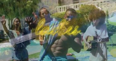 Piknik battaniyesiyle dans eden ve gitar çalan arkadaşlar, kaygısız orman örtüsüyle pazarlama yapan arkadaşlar. Açık hava, kutlama, eğlence, halk, coşku, uyum, toplum