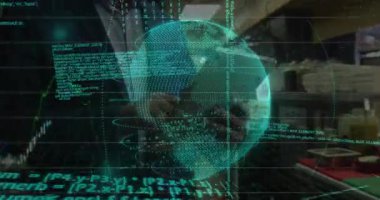 Teknoloji koridorunda yeşil holografik veri küresi ve yüzen kodu olan akıllı telefonu tutan bir geliştirici. Teknoloji, yenilik, veri, analitik, dijital, fütüristik, ağ
